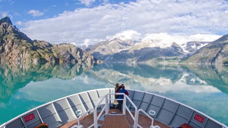 Eine-Pov-Zeitrafferaufnahme-Eines-Schiffs-Verbeugen-Eisberge-Und-Touristen,-Die-Durch-Johns-Hopkins-Gletscher-Alaska
