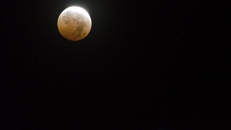 Zeitraffer-Des-Monduntergangs-über-Einem-Verdunkelten-Himmel