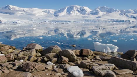 Wunderschöner-Zeitraffer-Von-Eisbergen-Und-Meereis,-Die-Sich-Im-Hafen-Von-Neko-In-Der-Antarktis-Bewegen