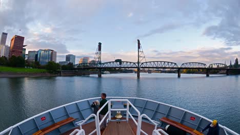 Time-lapse-of-Portland-Oregon-with-a-boat-on-the-Willamette-River-in-foreground