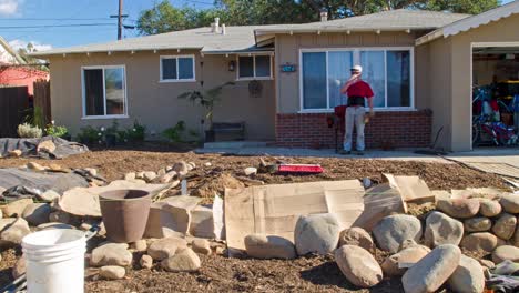 Zeitraffer-Eines-Mannes,-Der-Eine-Felswand-Vor-Einem-Haus-In-Eichenansicht-Kalifornien-Baut