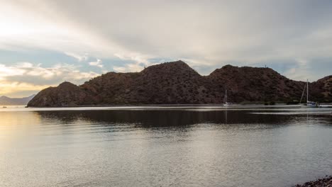 Precioso-Timelapse-Bahia-De-Balandra-Panorámica-Baja-Mexico-Con-Barco-Anclado-Al-Atardecer