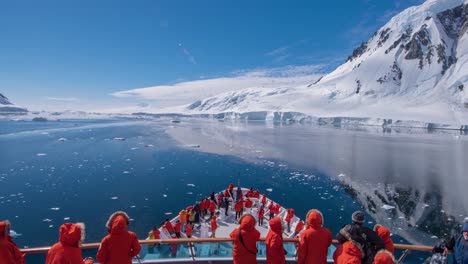 Pov-Timelapse-De-La-Proa-Del-Barco-Y-La-Garganta-De-Hielo-En-La-Antártida-Meridional