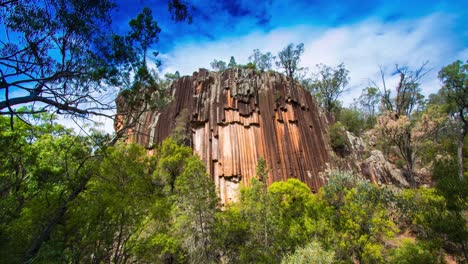 Lapso-De-Tiempo-De-Nubes-Sobre-Rocas-Aserradas-En-El-Parque-Narrabri-En-Australia