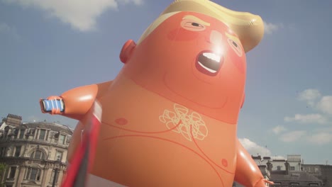 Der-Trump-Baby-Ballon-Schwebt-über-Riesigen-Demonstranten,-Die-Sich-Auf-Den-Straßen-Londons-Versammeln,-Um-Gegen-Den-Besuch-Von-US-Präsident-Donald-Trump