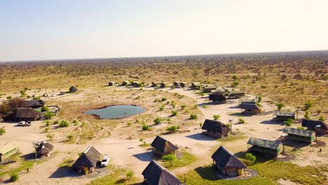 Schöne-Antenne-über-Einer-Safari-Lodge-Um-Eine-Wasserstelle-Im-Chobe-Nationalpark-Botswana-Afrika-4