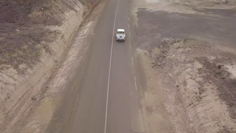 Buena-Antena-Encima-De-Una-Camioneta-Conduciendo-Por-Una-Carretera-Costera-En-Somalia-O-Djibouti-1