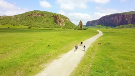 Antena-De-Un-Grupo-De-Cuatro-Ciclistas-Que-Viajaban-En-El-Parque-Nacional-Hell&#39;s-Gate,-El-Valle-Del-Rift,-Kenia,-África