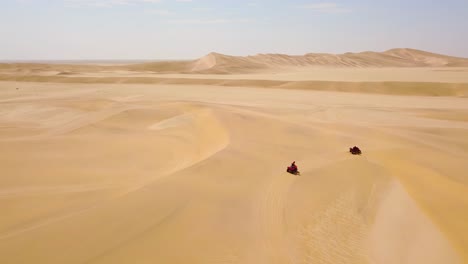 Gute-Antennen-über-ATV-Fahrzeuge,-Die-über-Die-Wüstensanddünen-In-Namibia-Afrika-Rasen