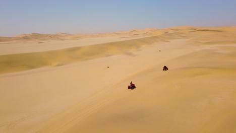 Gute-Antennen-über-ATV-Fahrzeuge,-Die-über-Die-Wüstensanddünen-In-Namibia-Afrika-Rasen-2