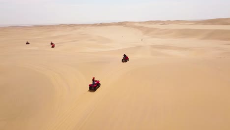 Gute-Antennen-über-ATV-Fahrzeuge,-Die-über-Die-Wüstensanddünen-In-Namibia-Afrika-Rasen-3