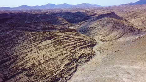 Luftaufnahme-über-Zerklüftete-Wüstenlandschaft-Und-Einzigartige-Geologie-In-Namibia-Afrika