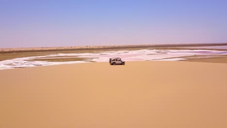 Antenne-über-Einem-4wd-Safari-Fahrzeug,-Das-Auf-Einer-Bunten-Rosa-Salzseeregion-In-Namibia-Afrika-Fährt-1