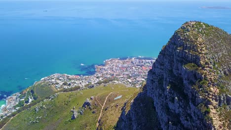 Toma-Aérea-Sobre-La-Cima-Del-Pico-De-La-Montaña-Lion&#39;s-Head-Revela-Ciudad-Del-Cabo,-Sudáfrica