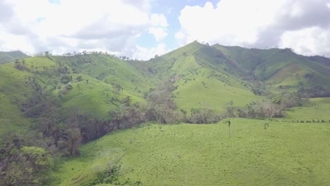 Karge-Landschaften-Zeigen-Jahre-Der-Brandrodung-In-Der-Dominikanischen-Republik