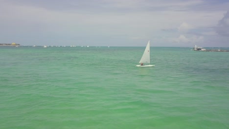 Antenne-über-Touristen,-Die-Ein-Kleines-Segelboot-Im-Strandviertel-Boca-Chica-In-Der-Dominikanischen-Republik-Segeln?