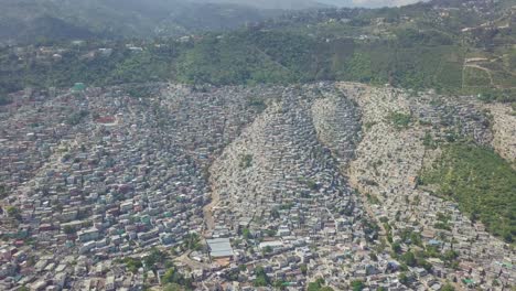 Increíble-Antena-Acercándose-Lentamente-A-Las-Interminables-Favelas-Y-Barrios-De-Tugurios-En-El-Distrito-De-Cite-Soleil-De-Port-Au-Prince,-Haití