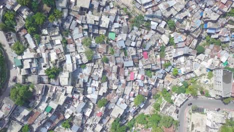 Antenne-Mit-Blick-Direkt-Nach-Unten-über-Die-Endlosen-Slums-Favelas-Und-Elendsviertel-Im-Stadtteil-Cite-Soleil-Von-Port-Au-Prince-Haiti