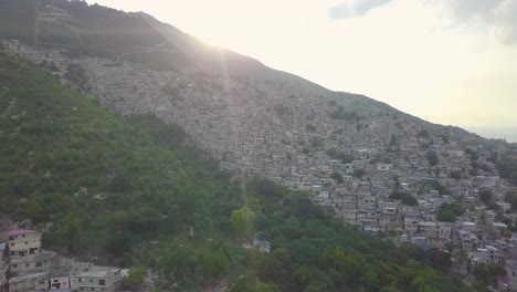 Increíble-Antena-Al-Amanecer-Sobre-Los-Barrios-De-Tugurios-Favela-Y-Barrios-De-Chabolas-En-El-Distrito-De-Cite-Soleil-De-Port-Au-Prince,-Haití