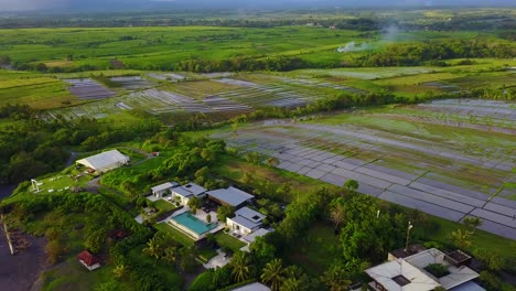 Antenne-über-Einem-Weitläufigen-Luxusresort-Mit-Elegantem-Wohnkomplex-Entlang-Der-Küste-Von-Bali-Indonesien