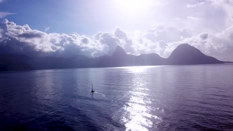 Schöne-Antenne-Eines-Segelboots,-Das-über-Das-Karibische-Meer-In-Der-Nähe-Der-Insel-St.-Lucia-Segelt