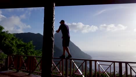 Ein-Mann-Tanzt-Auf-Dem-Balkon-Eines-Hotels-In-Einem-Resort-Auf-Der-Karibikinsel-St.-Lucia