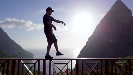 Ein-Mann-Tanzt-Auf-Dem-Balkon-Eines-Hotels-In-Einem-Resort-Auf-Der-Karibikinsel-St.-Lucia-1