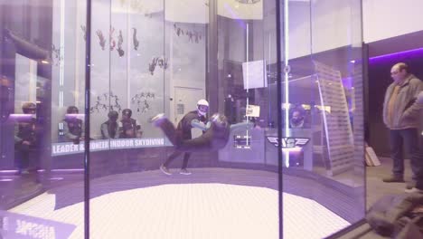 Ein-Indoor-Skydiving-Simulator-Mit-Parabolkammer-Ermöglicht-Es-Menschen,-Wie-In-Einer-Schwerelosen-Schwerelosigkeitssimulation-In-Brügge-Belgien-Zu-Schweben-Float