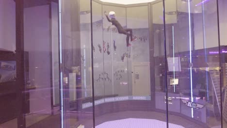 Ein-Indoor-Skydiving-Simulator-Mit-Parabolkammer-Ermöglicht-Es-Menschen,-Wie-In-Einer-Schwerelosen-Schwerelosigkeitssimulation-In-Brügge-Belgien-Zu-Schweben-1