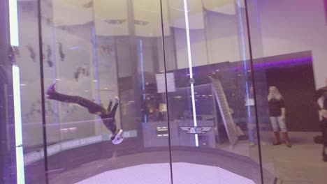 Ein-Indoor-Skydiving-Simulator-Mit-Parabolischer-Kammer-Ermöglicht-Es-Menschen,-Wie-In-Einer-Schwerelosen-Schwerelosigkeitssimulation-In-Brügge-Belgien-Zu-Schweben-2
