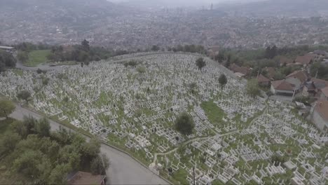 Antenne-Eines-Großen-Friedhofs-Mit-Grabsteinen-In-Der-Nähe-Von-Sarajevo-Bosnien-Nach-Dem-Verheerenden-Bürgerkrieg-Im-Ehemaligen-Jugoslawien