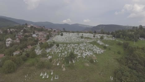 Antena-De-Un-Gran-Cementerio-Con-Lápidas-Cerca-De-Sarajevo,-Bosnia-Tras-La-Devastadora-Guerra-Civil-En-La-Antigua-Yugoslavia-1