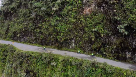 Vista-Aérea-shot-of-bicyclists-bikers-on-the-La-Paz-Death-Road-in-Bolivia