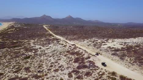 Gute-Antenne-Eines-ATVs,-Der-Auf-Einer-Unbefestigten-Straße-In-Der-Nähe-Von-Cabo-Baja-Mexico-2-Beschleunigt