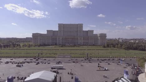 Elevación-De-La-Antena-Del-Palacio-Del-Parlamento-En-Bucarest,-Rumania