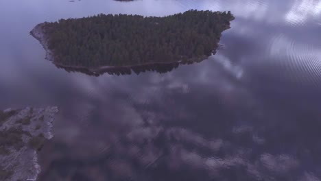 Aerial-establishing-shot-of-islands-of-an-archipelago-in-Sweden