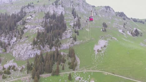 Bemerkenswerte-Und-Verrückte-Aufnahme-Eines-Bungee-Jumpers,-Der-Von-Einer-Seilbahn-In-Der-Schweiz-Taucht