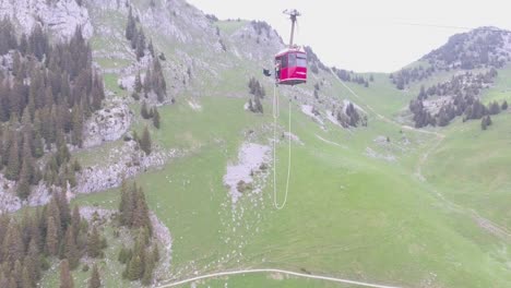 Bemerkenswerte-Und-Verrückte-Aufnahme-Eines-Bungee-Jumpers,-Der-Von-Einer-Seilbahn-In-Der-Schweiz-Taucht-1