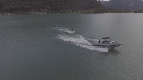 Gute-Luft-Von-Wasserski-Wakeboard-Auf-Alke-In-Interlaken-Schweiz