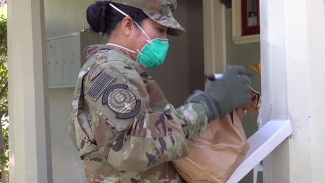 Soldados-Del-Ejército-Estadounidense-Distribuyen-Alimentos-En-Santa-Bárbara,-California-Durante-El-Brote-Del-Virus-Corona-Covid19-Brote-Pandémico-De-Emergencia-Escasez-De-Alimentos-3