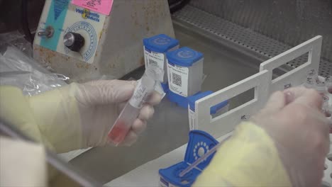 Ein-Labortechniker-Des-öffentlichen-Gesundheitsministeriums-Von-Santa-Barbara-County-Testet-Patientenproben-Auf-Den-Ausbruch-Der-Epidemie-Des-Coronavirus-Covid19-2vid
