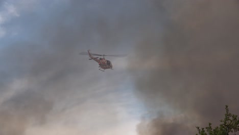 Un-Helicóptero-Patrulla-Un-Incendio-Forestal-En-El-Sur-De-California-En-Santa-Bárbara