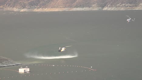 Hubschrauber,-Der-Wassertropfen-Nachfüllt,-Nachdem-Ein-Buschfeuer-Holser-Feuer-Einen-Hügel-In-Der-Nähe-Des-Piru-Sees-Kalifornien-Verbrennt