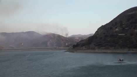 Hubschrauber,-Der-Wassertropfen-Nachfüllt,-Nachdem-Ein-Buschfeuer-Holser-Feuer-Einen-Hügel-In-Der-Nähe-Des-Piru-Sees-In-Kalifornien-Verbrennt-5