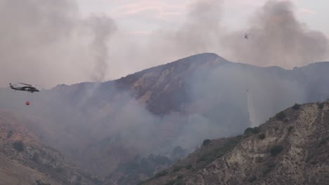 Hubschrauber-Machen-Wassertropfen-Auf-Einem-Buschfeuer-In-Den-Hügeln-Von-Südkalifornien