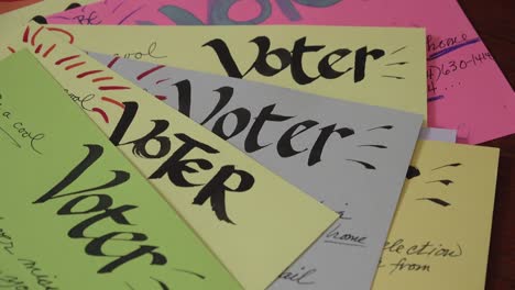 Freiwillige-Erstellen-Vor-Den-Wahlen-2020-Selbstgemachte-Wählerregistrierungskarten-Zur-Erinnerung-An-Die-Abstimmungen