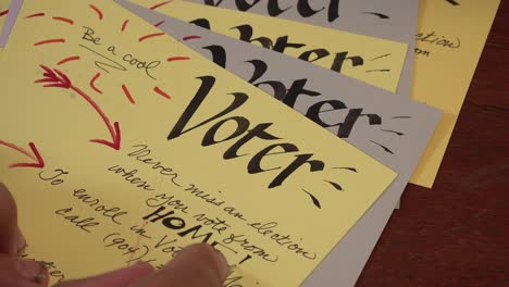 Freiwillige-Erstellen-Vor-Den-Wahlen-2020-Selbstgemachte-Wählerregistrierungskarten-Zur-Erinnerung-An-Die-Abstimmungen-2