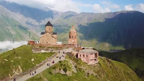 Antenne-Nähert-Sich-Dem-Kloster-Gergeti-Und-Der-Kirche-Mit-Blick-Auf-Den-Kaukasus-In-Der-Republik-Georgien