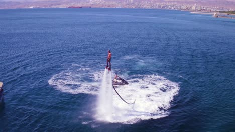 Antenne-Eines-Mannes-Flyboarding-Im-Roten-Meer-In-Der-Nähe-Von-Aqaba-Jordan-1