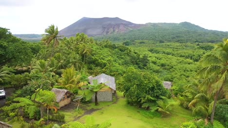 Sehr-Gute-Luftaufnahme-über-Einem-Dschungeldorf-Auf-Der-Insel-Tanna-Zeigt-Den-Vulkan-Mt-Yasur-In-Der-Ferne-Vanuatu